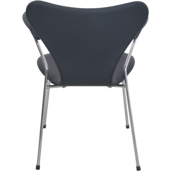 Arne Jacobsen 3207 seven armchair in black classic leather 2010s