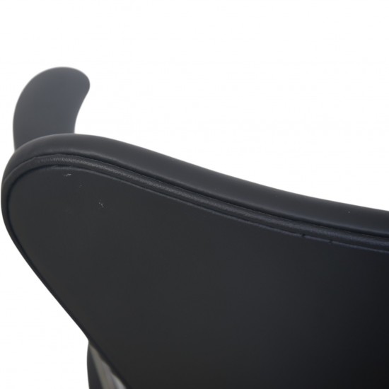 Arne Jacobsen 3207 seven armchair in black classic leather 2010s