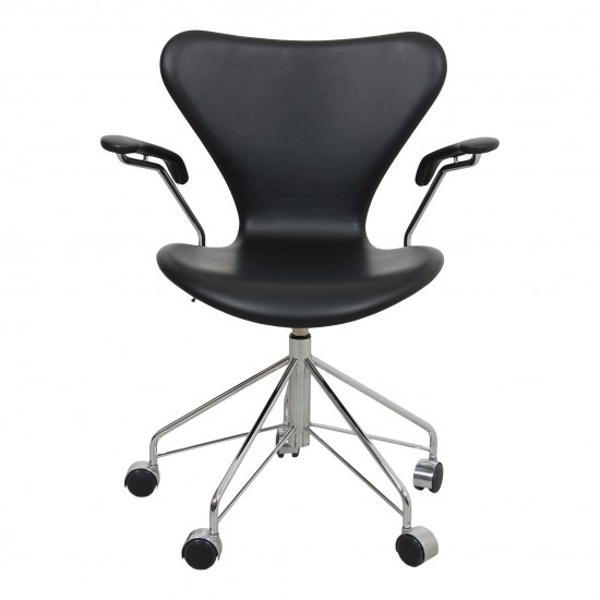 Arne Jacobsen Seven office chair 3217 with black classic leather 