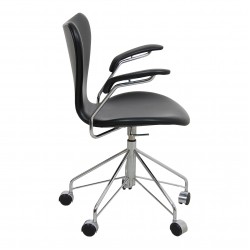 Arne Jacobsen syver kontorstol 3217 i sort classic læder