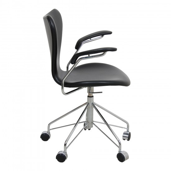 Arne Jacobsen Seven office chair 3217 with black classic leather 