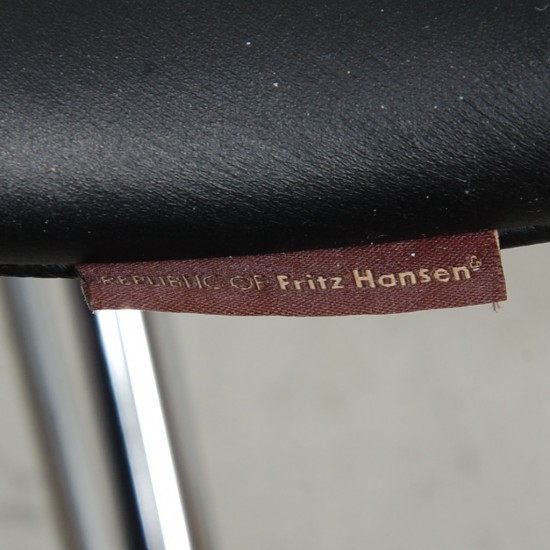 Arne Jacobsen 3117 kontorstol i sort Essential læder