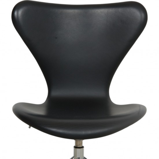 Arne Jacobsen 3117 kontorstol i sort Essential læder