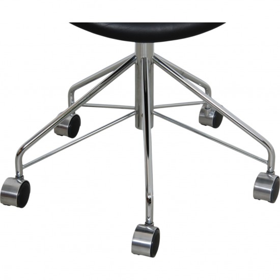 Arne Jacobsen 3117 kontorstol i sort Essential læder