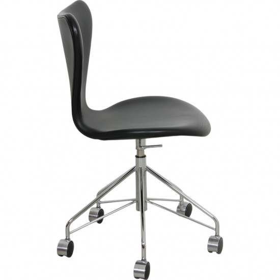 Arne Jacobsen 3117 kontorstol i sort Essential læder