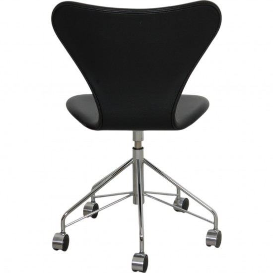 Arne Jacobsen 3117 kontorstol i sort Essential læder