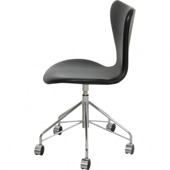 Arne Jacobsen 3117 kontorstol i sort Essential læder
