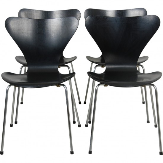 Sæt med 4 sorte Arne Jacobsen Syver stole