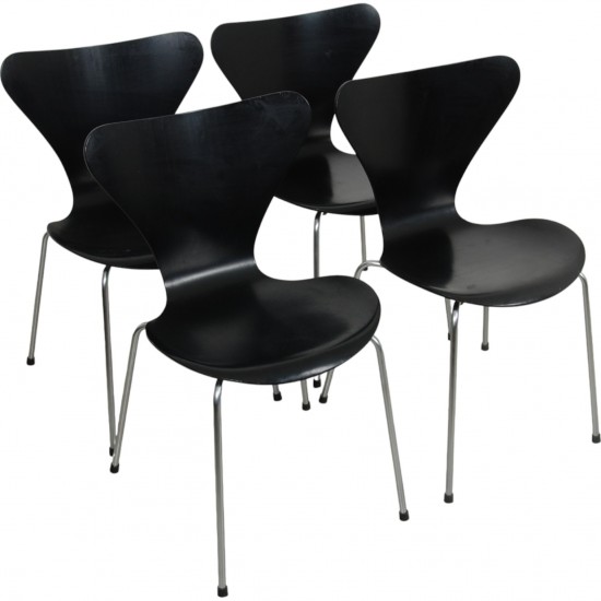 Sæt med 4 sorte Arne Jacobsen Syver stole