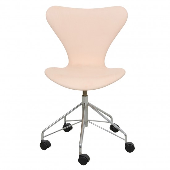 Arne Jacobsen Seven office chair model 3117 natural leather