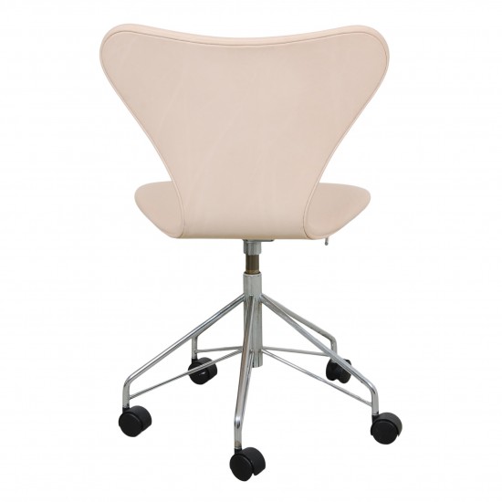 Arne Jacobsen Seven office chair model 3117 natural leather