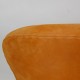 Arne Jacobsen Svane stol i gul alcantara