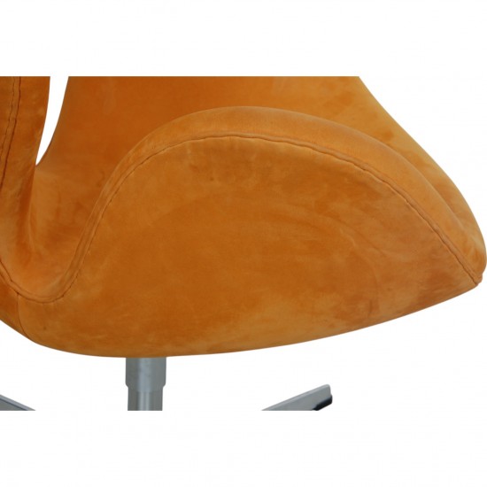 Arne Jacobsen Svane stol i gul alcantara