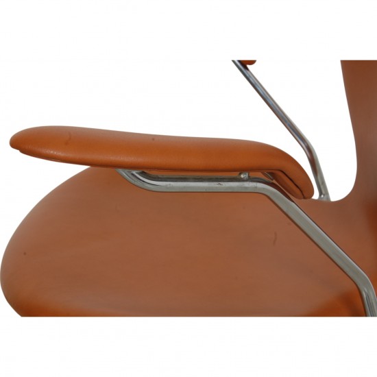 Arne Jacobsen vintage Syver stol 3207 nybetrukket i Cognac Classic læder