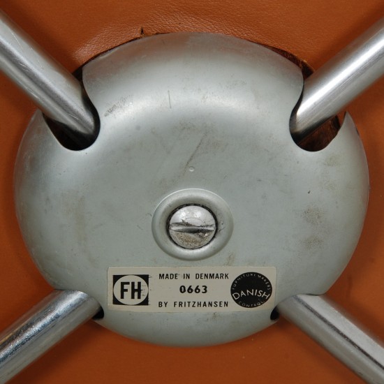 Arne Jacobsen vintage Syver stol 3207 nybetrukket i Cognac Classic læder