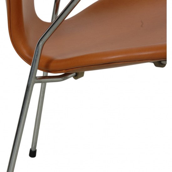 Arne Jacobsen vintage Syver stol 3207 nybetrukket i Cognac Classic læder