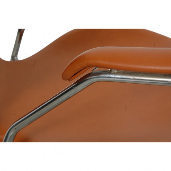 Arne Jacobsen vintage Syver stol 3207 nybetrukket i Cognac Classic læder