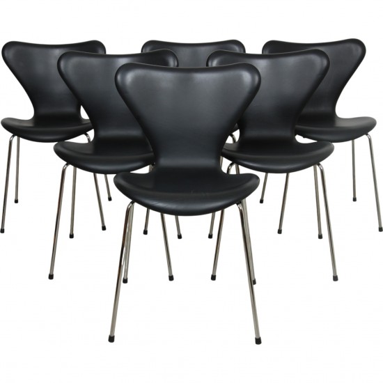 Sæt med 6 Arne Jacobsen Syver stole i sort Essential læder