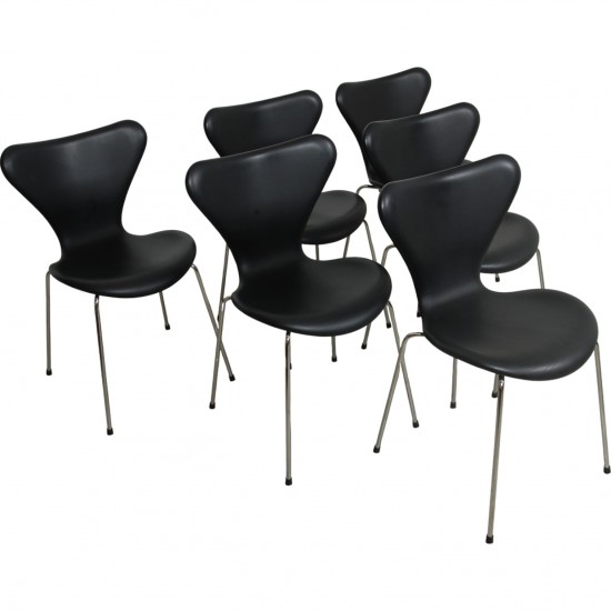 Sæt med 6 Arne Jacobsen Syver stole i sort Essential læder