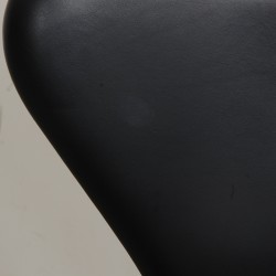 Set of 6 Arne Jacobsen Seven chairs in black Essential leather