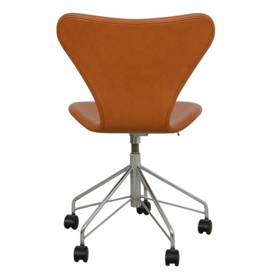 Arne Jacobsen Seven office chair model 3117 reupholstered in leather