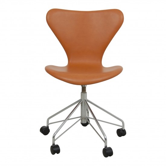 Arne Jacobsen Seven office chair model 3117 reupholstered in leather