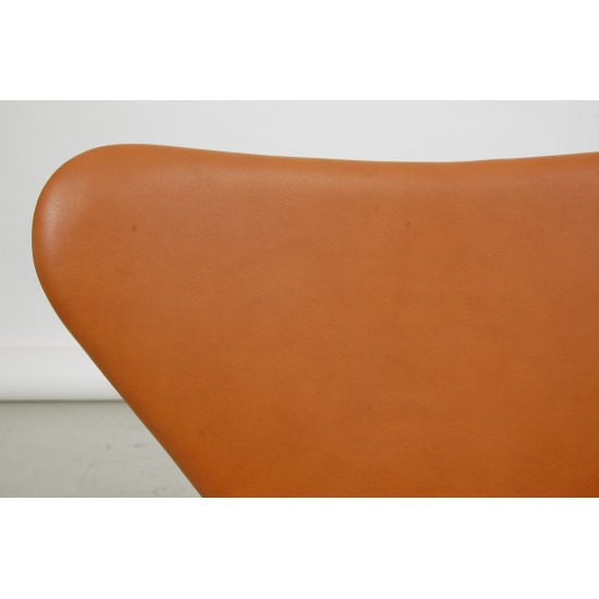 Arne Jacobsen Seven office chair model 3117 reupholstered in leather