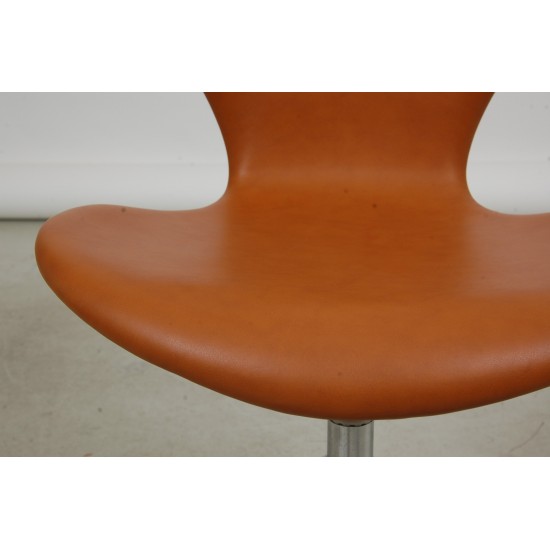 Arne Jacobsen Seven office chair model 3117 reupholstered in leather