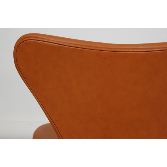 Arne Jacobsen Seven office chair model 3117 reupholstered in leather