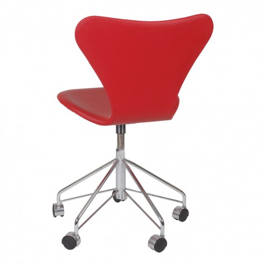 Arne Jacobsen syver kontorstol 3117 i rødt classic læder