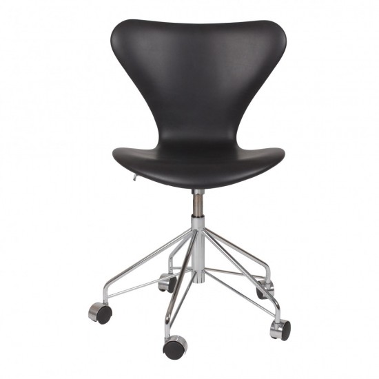 Arne Jacobsen Seven office chair 3117 with black aniline leather 
