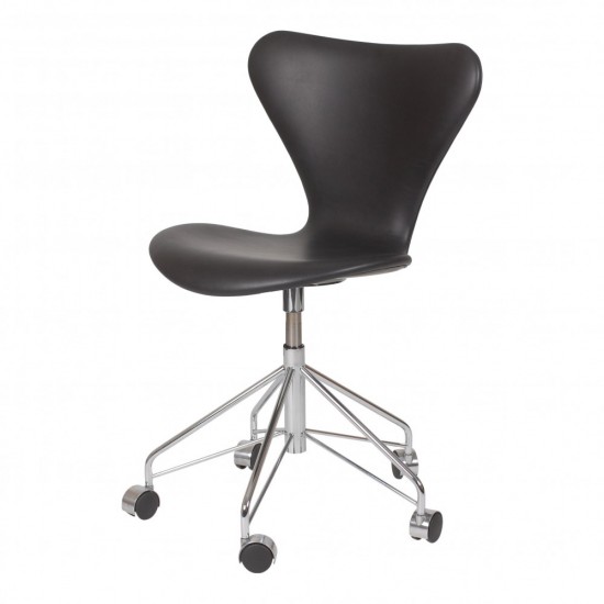 Arne Jacobsen Seven office chair 3117 with black aniline leather 