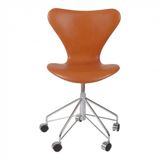 Arne Jacobsen Seven office chair 3117 with walnut aniline leather