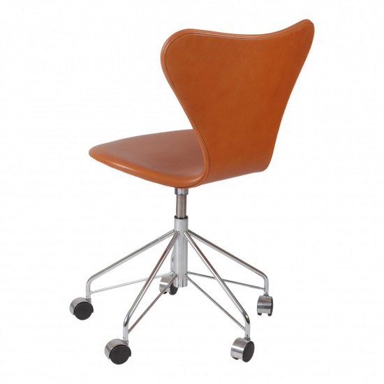 Arne Jacobsen Seven office chair 3117 with walnut aniline leather