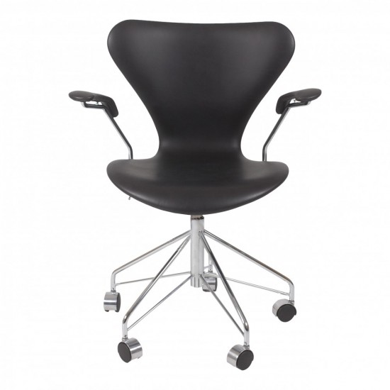 Arne Jacobsen Seven office chair 3217 with black aniline leather