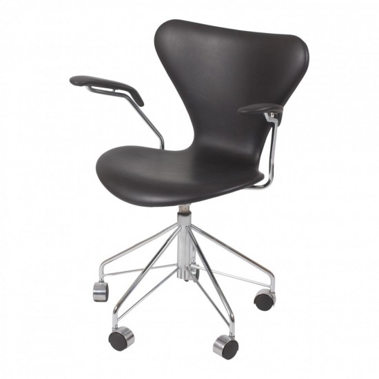 Arne Jacobsen Seven office chair 3217 with black aniline leather