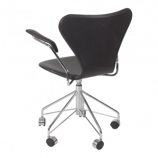 Arne Jacobsen Seven office chair 3217 with black aniline leather