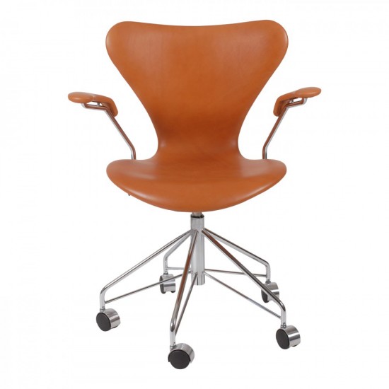 Arne Jacobsen syver kontorstol 3217 i Walnut Anilin læder