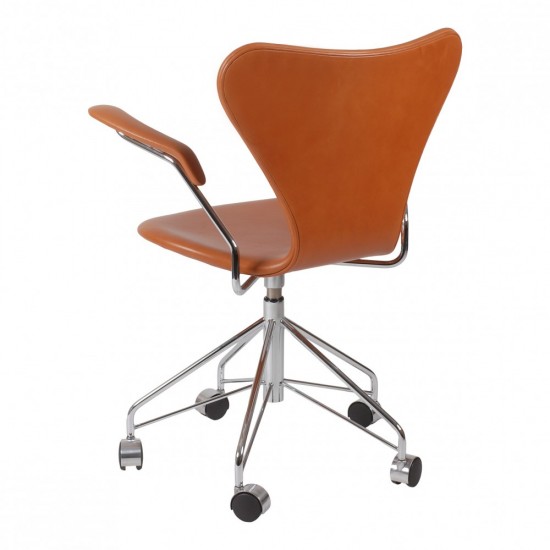 Arne Jacobsen Seven office chair 3217 with walnut aniline leather