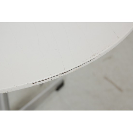 Arne Jacobsen white side table Ø: 58 Cm. 