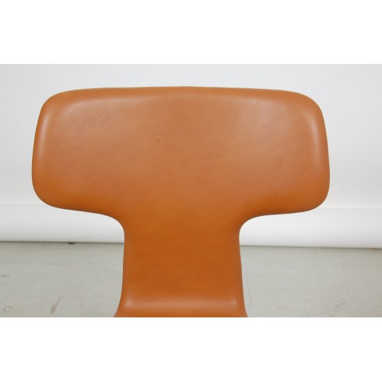 Arne Jacobsen T-chair reupholstered i cognac classic leather