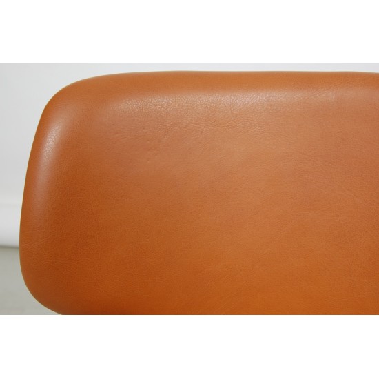 Arne Jacobsen T-chair reupholstered i cognac classic leather