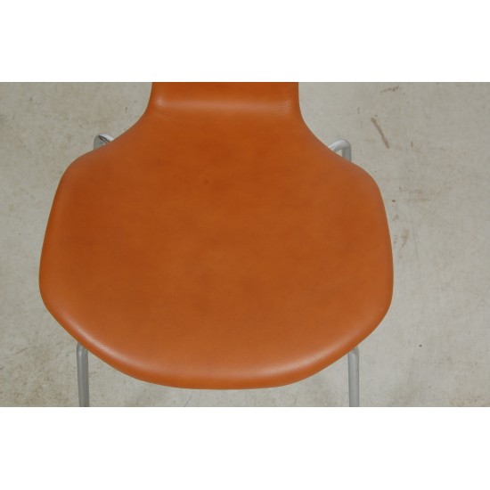 Arne Jacobsen T-chair reupholstered i cognac classic leather