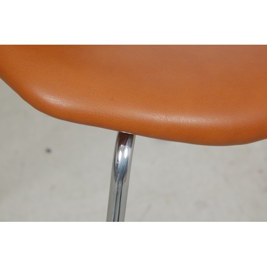 Arne Jacobsen T-chair reupholstered i cognac classic leather