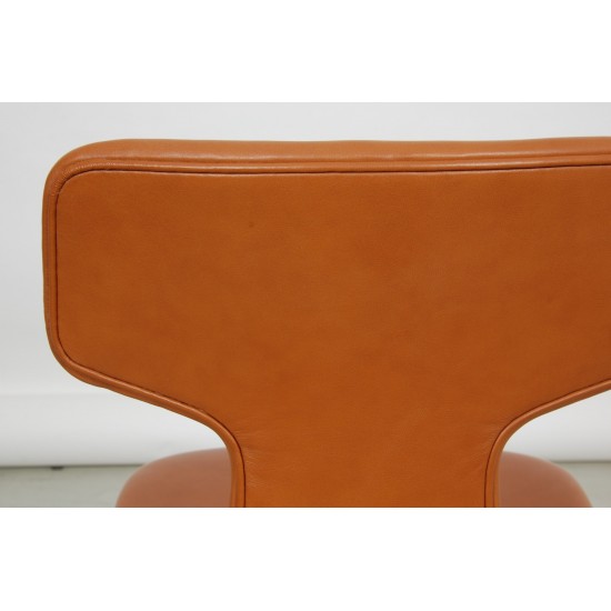 Arne Jacobsen T-chair reupholstered i cognac classic leather