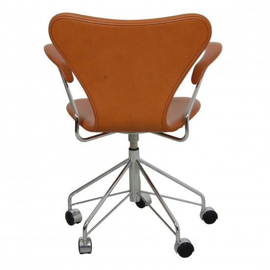 Arne Jacobsen Seven office chair 3217 with cognac classic leather 