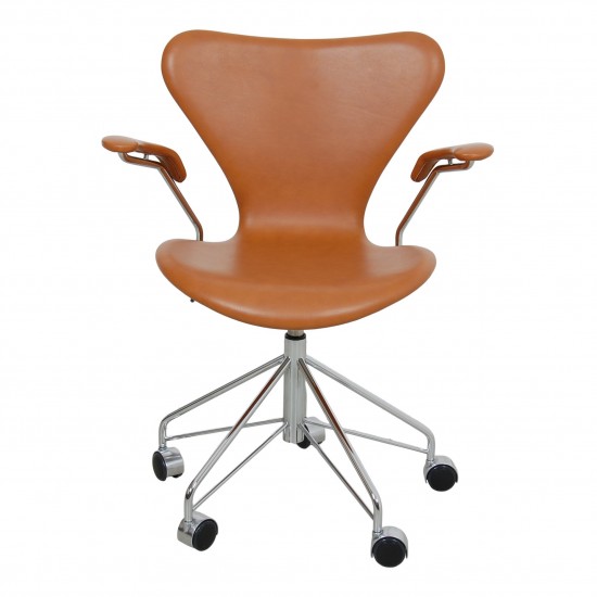 Arne Jacobsen Seven office chair 3217 with cognac classic leather 