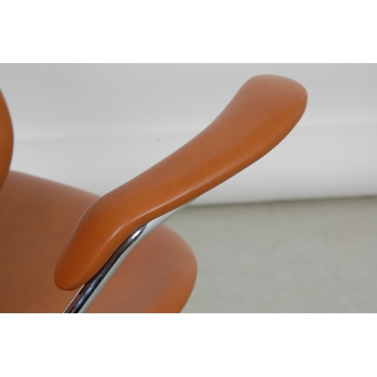 Arne Jacobsen syver kontorstol 3217 i cognac classic læder 