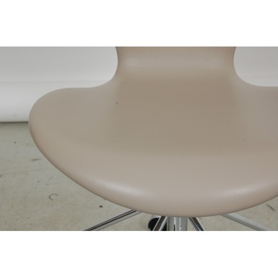 Arne Jacobsen Seven office chair 3117 with grey classic leather