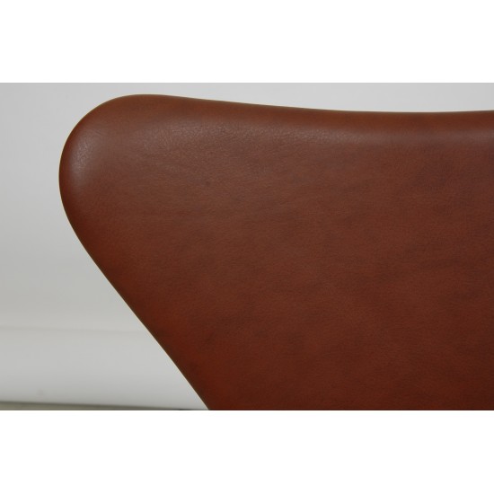 Arne Jacobsen syver kontorstol 3117 i mokka classic læder